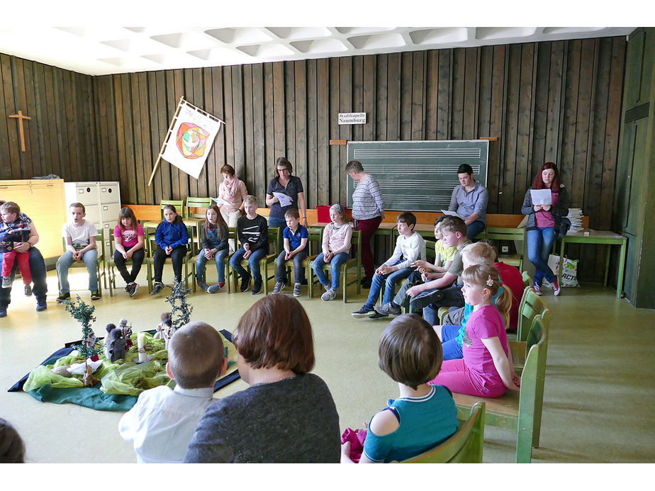 Kinderkarfreitagsliturgie im Gemeindezentrum (Foto: Karl-Franz Thiede)